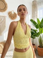 Top blonda al cuello